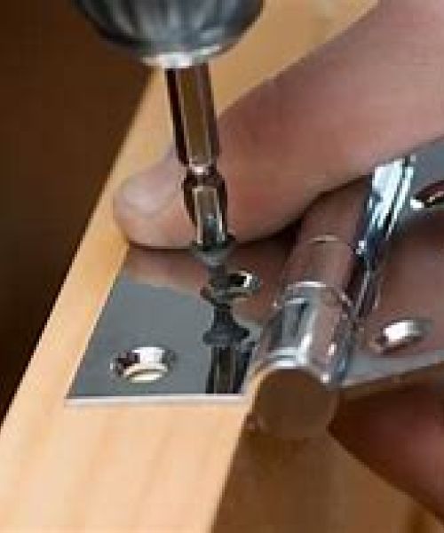 Bildbeschreibung: wp-content/uploads/2025/02/Tuerscharnier-schmieren.jpeg