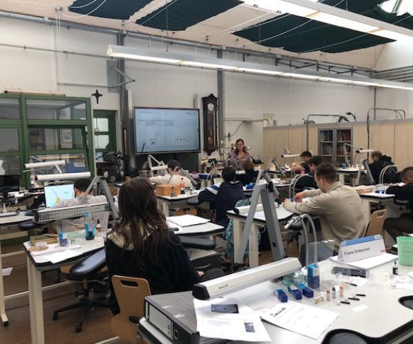 Bildbeschreibung: wp-content/uploads/2025/03/2024-04-25_Vortrag_Berufsfachschule_Wuerzburg_1_1.jpg